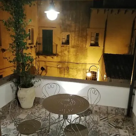 Casa Indipendente Con Terrazzo Nel Centro Storico Di Noto